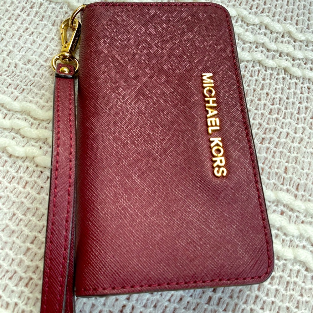 Micheal kors wristlet. Can be used for cards and store iPhone 10 and below.